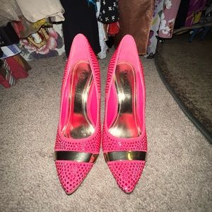 Mascotte studded blinged out rhinestoned pink heels with gold toe embellishment